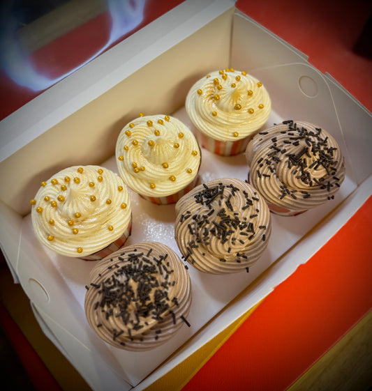 Vanilla Sourdough Cupcake with Cream Cheese Frosting (6 count)